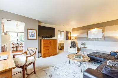 Posh Lakeside Suite 1 chambre - 1 bloc de la plage, des courts de tennis et 10 restaurants
