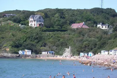 Image de maison, front de mer, plage de sable, face  Ile Anglo-Normande
