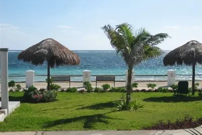 Image de Oceanfront, Poolside Serene Tropical Breezes Condo