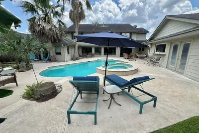Image de Luxurway Braes Mansion - 5br avec piscine! Md Anderson, taux mensuels réduits