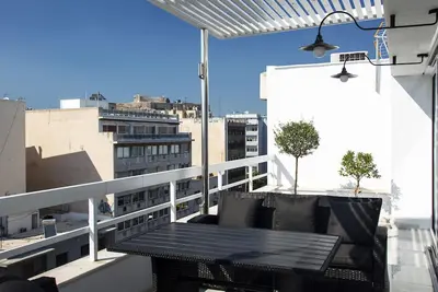 Image de Exclusif 3 chambres, 3 salles de bains. Vues de l'Acropole!