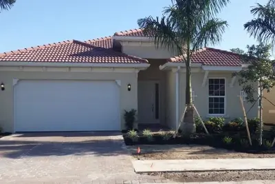 Image de Nouveau 4br, 3. 5Bath personnalisé piscine / bain à remous donnant sur l'eau / préserver