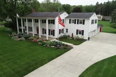 Image de Separate Guest Suite in Stately Home - Minutes to Cedar Point
