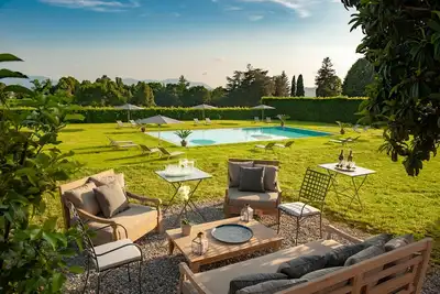 Image de Charmante maison dans villa avec piscine.
