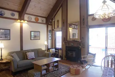 Image de 3br 2ba Condo Cuisine de plafonds voûtés récemment rénovée!