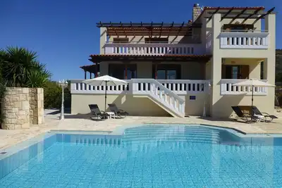 Image de Villa spacieuse de luxe, vue spectaculaire sur la mer et la montagne, grande piscine privée.