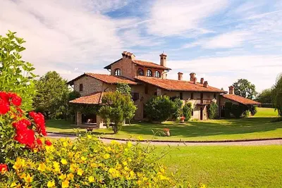Image de Villa exclusive avec piscine 8 x 18, sauna, bain Ă remous et billard.