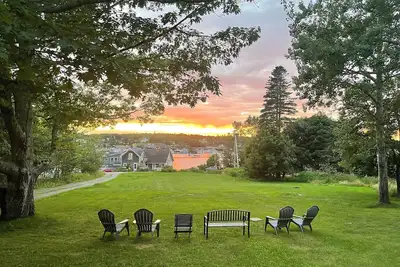 Image de Cottage spacieux surplombant Bass Harbor avec pelouse