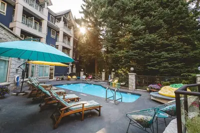 Image de Whistler Escape acceptant les animaux domestiques | Navette de ski gratuite + accès au bain à remous