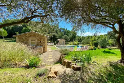 Image de Superbe Mas provençal avec piscine au milieu des chênes et oliviers