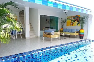 3Bed avec une piscine privée près de la plage