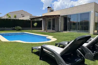 Image de Belle villa de plain-pied avec piscine privée à 350m de la plage.