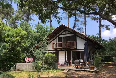 Image de maison pour juillet dans les pins et au soleil