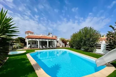 Villa Ellie avec piscine privée, glissière de canal d'eau, table de billard et Wifi gratuit