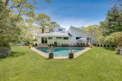 Image de Maison de détente à East Hampton avec piscine chauffée