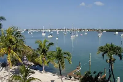 Image de Direct Bord De L'Eau -w / Wrap Autour De Balcon. -Pool, Bateau Bateau, Rampe - Grands Coucher Du Soleil