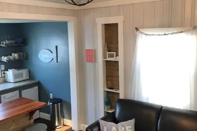 Image de Kenzie's Sandcastle est un cottage confortable doté d'une chambre et offrant une vue partielle sur le lac.