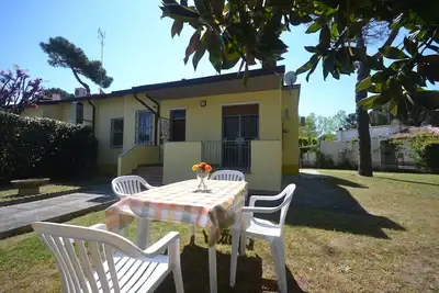 Image de Grande villa avec 4 chambres, deux salles de bains et un grand jardin