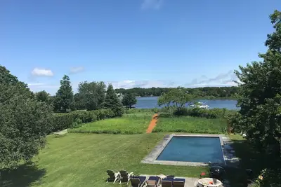 Image de Superbe maison de 4 chambres au bord de l'eau avec piscine, embarcadère et acre de terrain