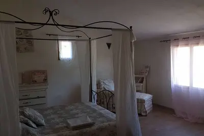 Image de Maison spacieuse avec piscine terrasse et terrain clos