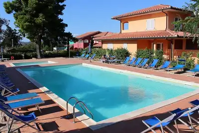 Image de Casa Aliade C: Un appartement confortable qui fait partie d'une villa entourée de verdure.