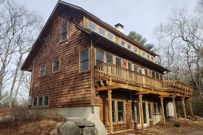 Image de Cottage Cedar isolée dans les collines de Matunuck - à quelques minutes des plages locales!