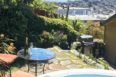 Image de Maison de détente avec vue imprenable, cuisine du chef et bain à remous au centre de Sf