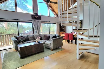 Image de Cozy Bear Cabin - 3 chambres 2 salles de bain avec spa et barbecue plus Wifi gratuit