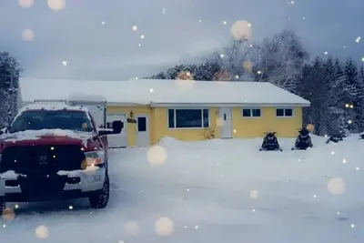 Image de Le Sunshine Shack de Newberry Michigan est idéalement situé et peut accueillir jusqu'à 8 personnes.