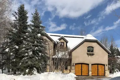 Image de Elkhorn Entertainer! Grande maison de luxe, bain à remous privé, salle de billard, WiFi Ac
