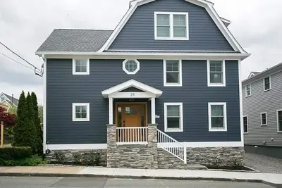 Image de 4 chambres / 3 salles de bain Récemment construit au cœur du village de plaisance de Newport