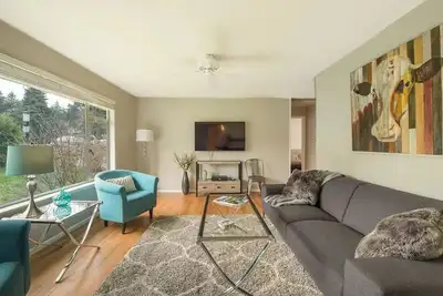 Image de Shoreline Rambler à proximité du transport en commun, des magasins et plus