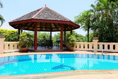 Image de Petit déjeuner, femme de chambre, jardin, piscine, villa méditerranéenne thaïlandaise de luxe de 3200 m²