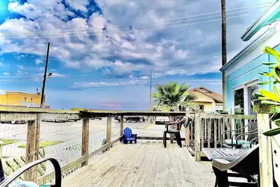 Image de Magnifique plage à travers Seawall Walk to All Pleasure Pier / food / Bars / Live Bands 16+