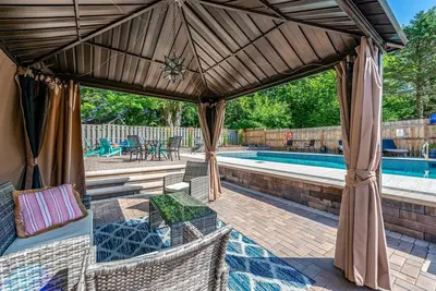 Image de Nouveau - vient d'être rénové avec une nouvelle piscine privée surdimensionnée au centre-ville de New Buffalo!