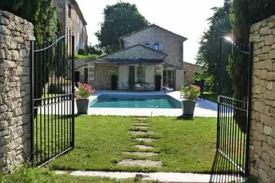 :Ancienne Bergerie Renovée au Pied d'un Village Perché, commune de Gordes