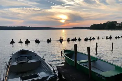 Image de Cottage sur le lac avec vue sur le lac avec bateau