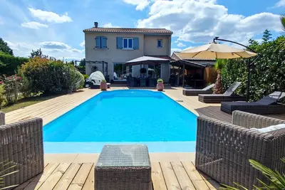 Image de Location atypique  avec chalet, piscine et Jacuzzi climatisés dans le Sud-Ouest
