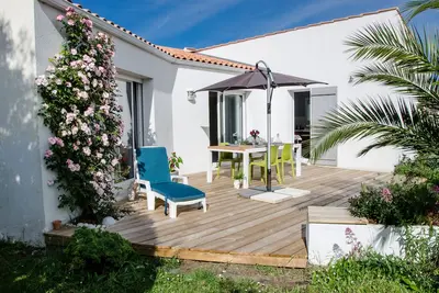 Image de Villa 10mm La Rochelle sur jardin calme. 800 m de la mer 2 Km Ile de RĂ©