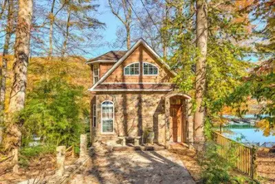 Image de Maison parfaite près du lac!