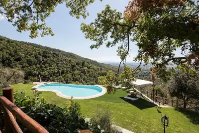 Château avec vue panoramique près de Cortona adapté aux groupes d'amis