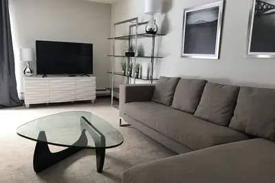 Image de Appartement entièrement rénové de 2 chambres et 1 salle de bain près de la 8e rue