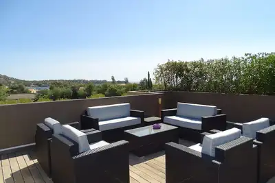 Image de Appartement en toit terrasse Ă deux pas de la plage, avec piscine et clim