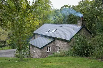 Image de À partir de £ 29 pppn, 2 chambres, maison de vacances pour 4 personnes avec feu de bois installé dans le domaine privé Bodnant dans le C