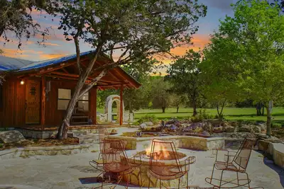 Image de Adorable chalet près de la ville avec un espace extérieur exceptionnel et un bain à remous privé