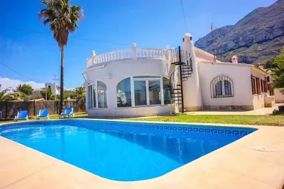 Image de Villa avec piscine et jardin privée, Vue panoramique mer et montagne. Wi-Fi Hd.
