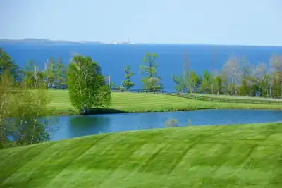 Image de Vue panoramique sur la baie avec cuisine complète, accès aux installations du pavillon - idéal pour les familles