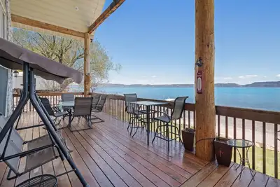 Image de Cabine au bord de l'eau avec kayaks, foyer au gaz et plus encore!