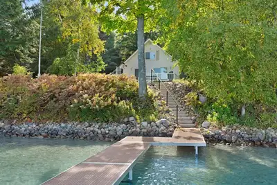 Image de Cottage avec vue sur le lac, quai privé et foyer - près d'une rampe de mise à l'eau publique!