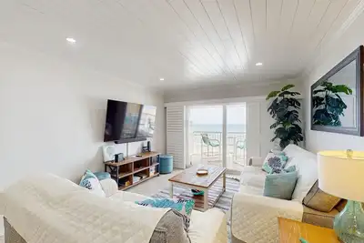 Image de Spectaculaire, haut de gamme, condo en bord de mer w / piscine partagée et accès à la plage